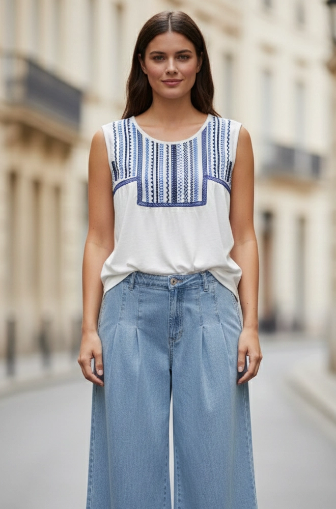 Camiseta mujer blanca bordado azul geométrico vista frontal