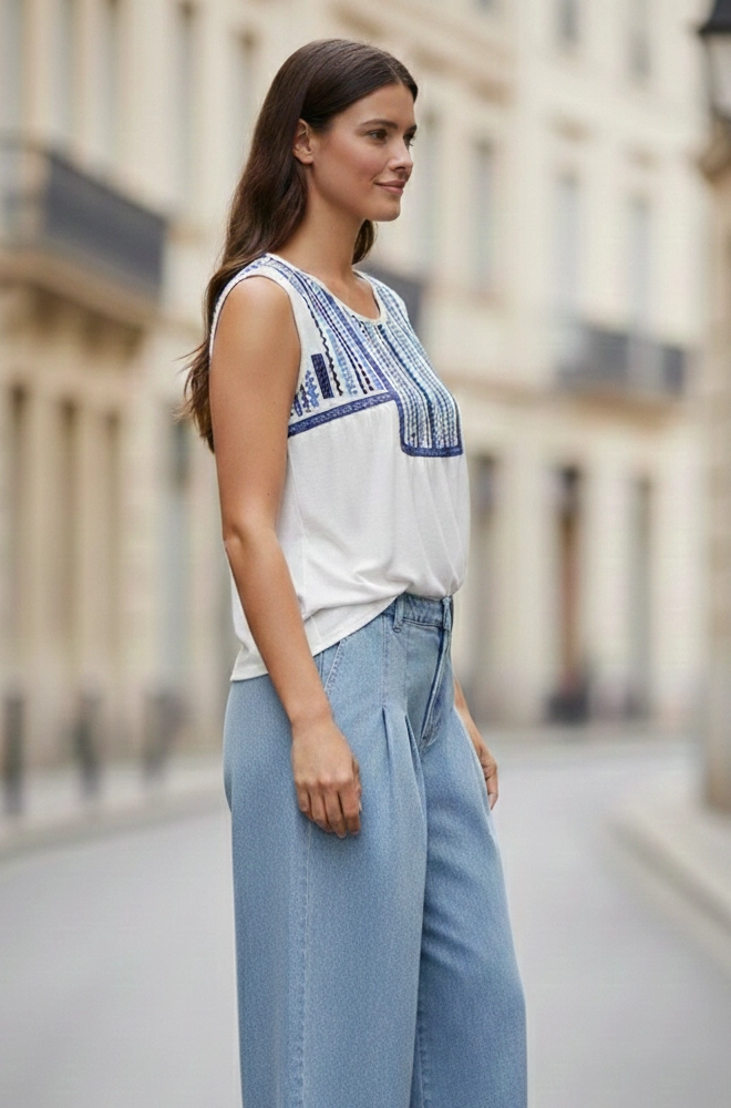 Camiseta mujer blanca sin mangas bordado azul vista lateral