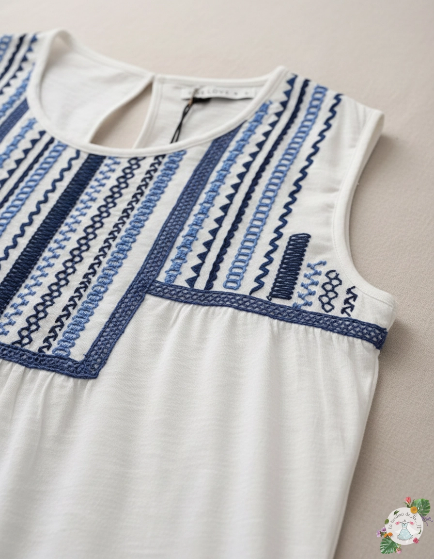 Detalle bordado geométrico azul camiseta mujer blanca algodón