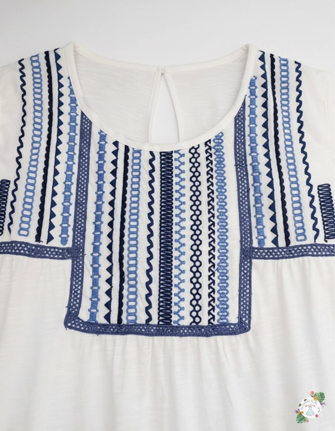 Detalle bordado geométrico azul camiseta mujer blanca algodón