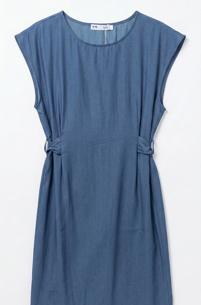 detalle cuerpo vestido midi azul satinado Lylu