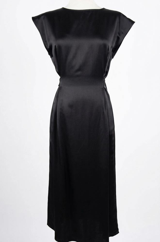 detalle frontal vestido midi negro satinado Lylu Rumi