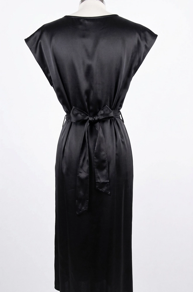 detalle trasero vestido midi negro satinado Lylu Rumi