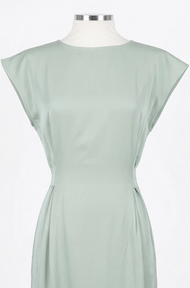 detalle cuerpo y cuello vestido verde satinado Lylu Rumi