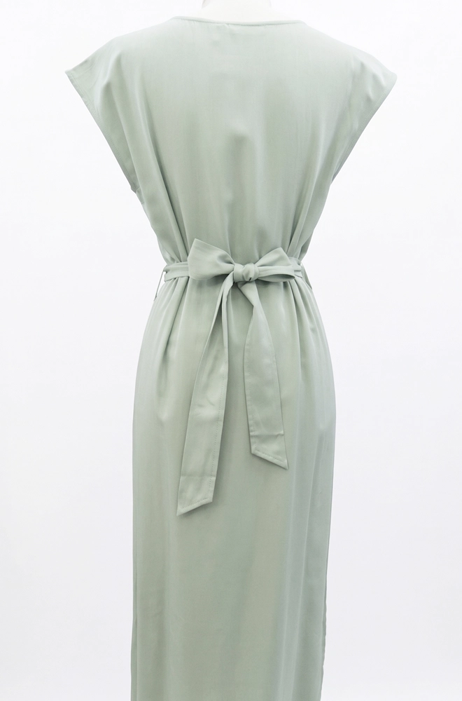 detalle trasero vestido midi verde satinado Lylu Rumi