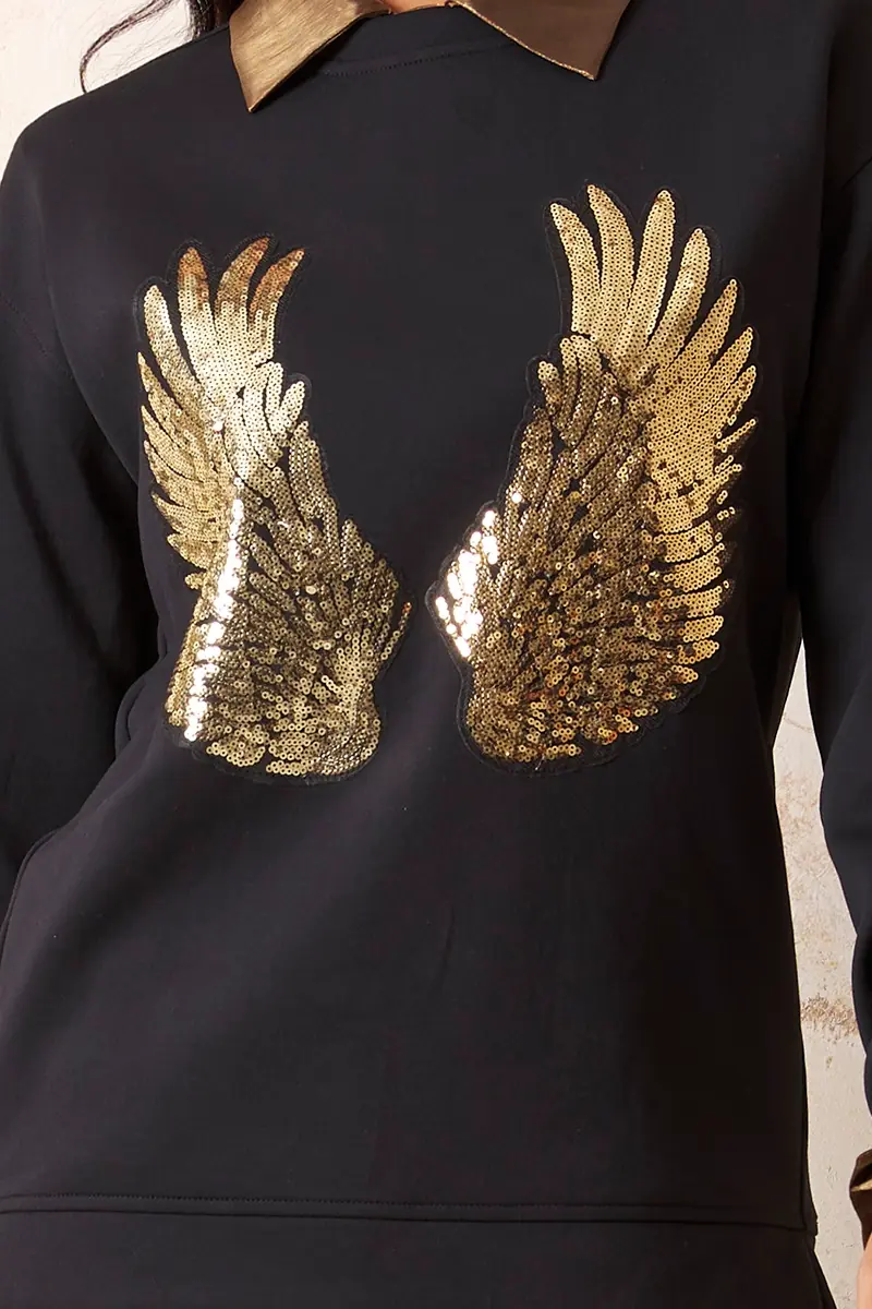 detalle alas doradas sudadera negra mujer Lylu Avila