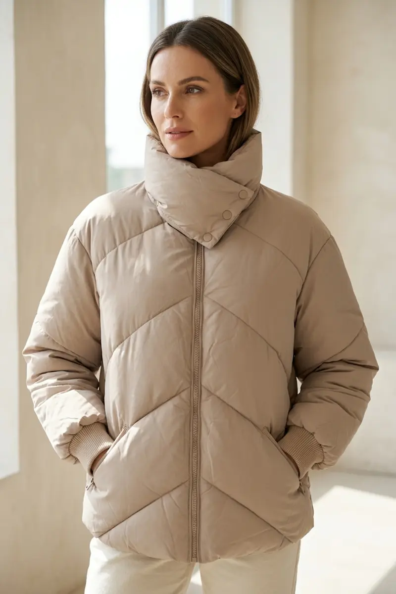 Chaqueta acolchada beige con cuello alto asimétrico