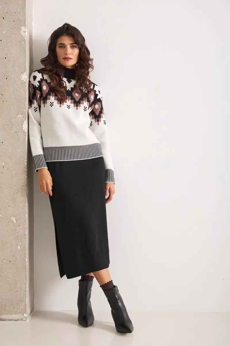 look jersey blanco mujer Lylu Benavente falda negra Frigiliana