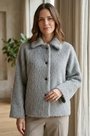 Chaqueta de pelo mujer Cms Jasmine gris combinada en un look de temporada