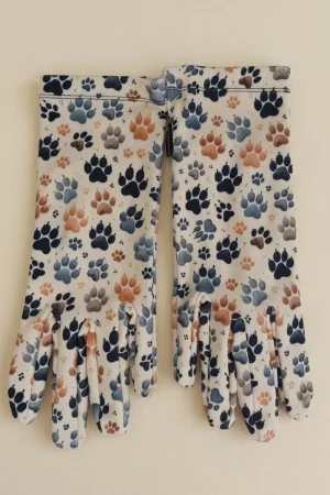 Guantes de mujer estampados Tepo de Attaversiamo en color crema con huellas negras, grises y tostadas, vista frontal