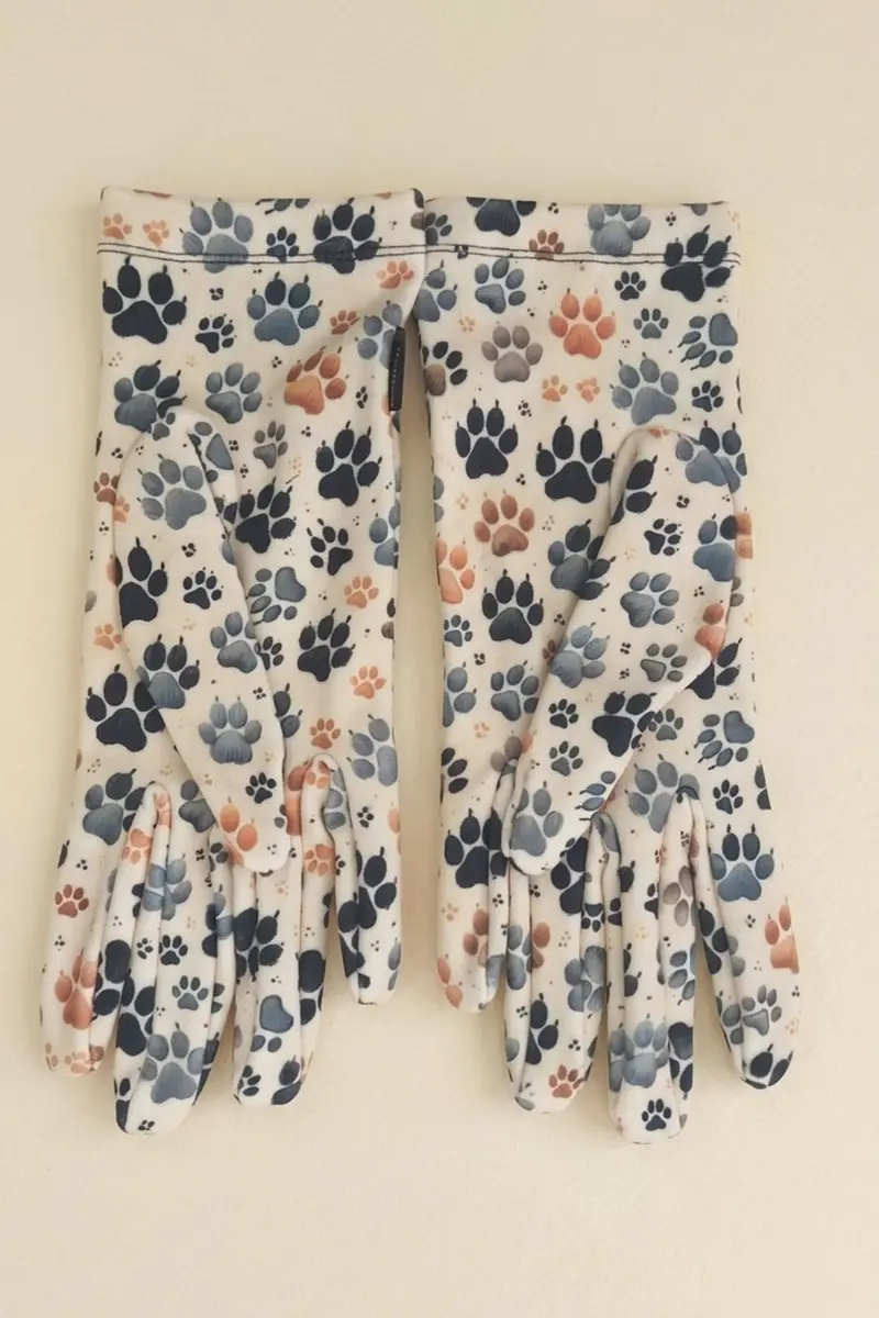Vista trasera de los guantes de mujer estampados Tepo crema de Attaversiamo con huellas en negro, gris y tostado