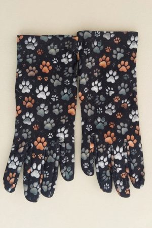 Guantes de mujer Tepo Attaversiamo negros con estampado de huellas en grises y tostados, vista frontal.
